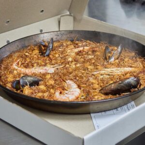 Paella de Safrà lista para recoger en su caja de transporte
