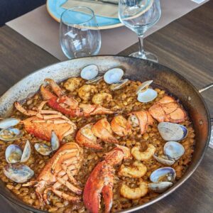 Paella de bogavante con almejas de Safrà21 en la mesa del restaurante