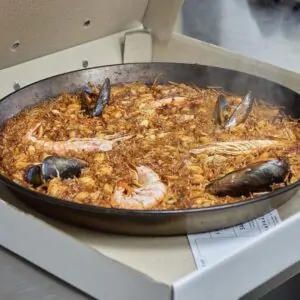 Paella de Safrà lista para recoger en su caja de transporte