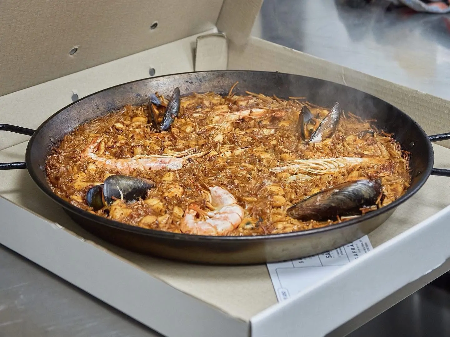 Paella de Safrà preparada en su caja para recoger