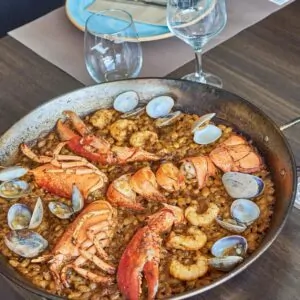 Paella de bogavante con almejas de Safrà21 en la mesa del restaurante